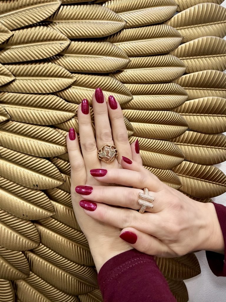 Unhas esmaltadas em tom rosa — manicure do Espaço Malibu